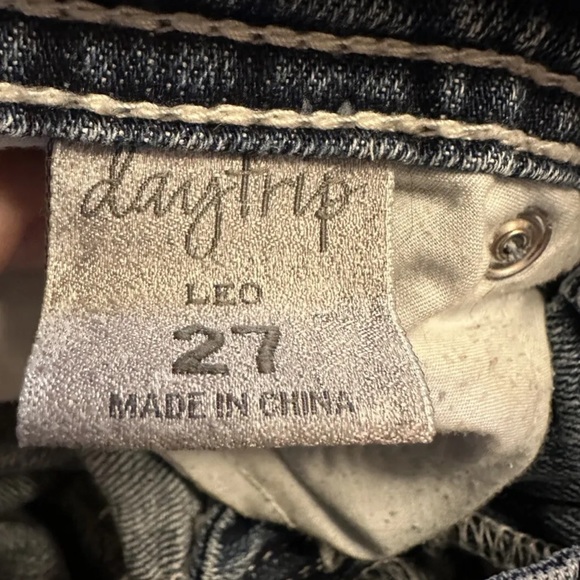 Daytrip Leo Distressed Jeans Size 27 Stretch Low Rise Straight Medium Wash - Picture 14 of 14